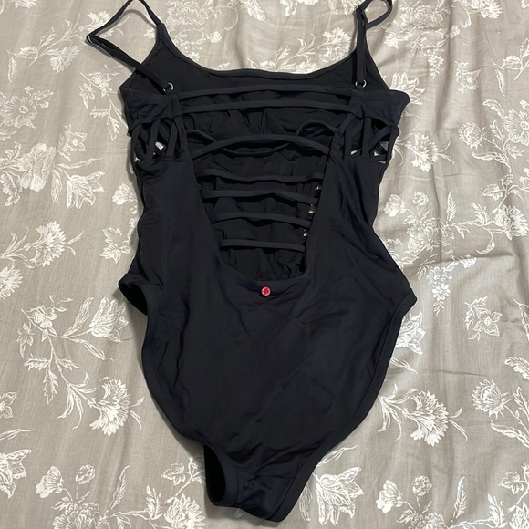 Red Carter Brittany Strappy Cutout One Piece swimsuit black size 6 - Picture 3 of 3